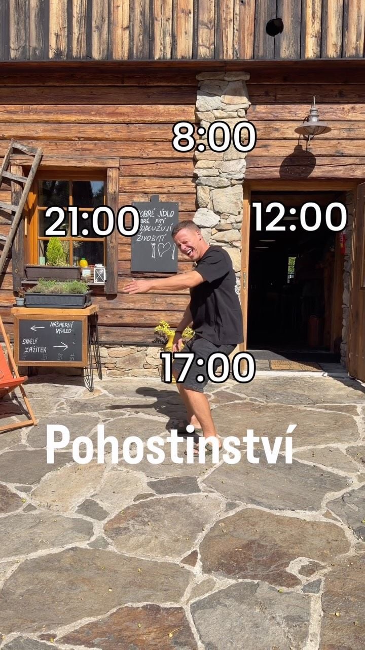 Obsluha před vchodem do restaurace, záběr z videa o práci v pohostinství