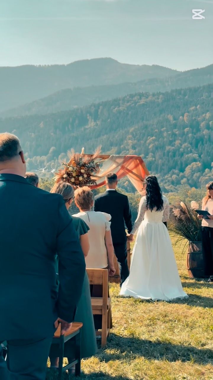 Svatební obřad na louce s výhledem na šumavské hory